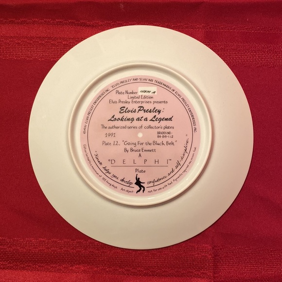 Elvis Presley: Looking at a Legend Delphi Collector Plate - 8 1/2” - Picture 2 of 7